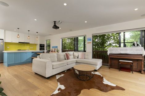 Photo of property in 8b Dallinghoe Crescent, Milford, Auckland, 0620