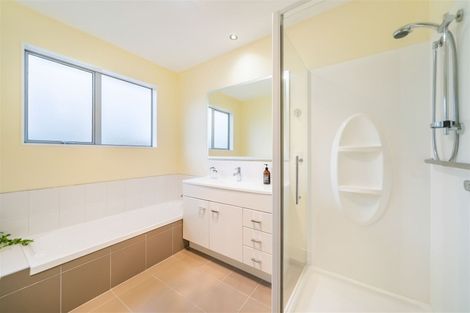 Photo of property in 16 Mcewen Crescent, Riverstone Terraces, Upper Hutt, 5018