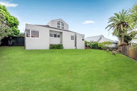 Photo of property in 18 Marina View Drive, West Harbour, Auckland, 0618