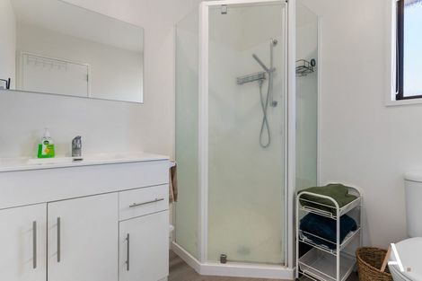 Photo of property in 4 Kingsclere Place, Goodwood Heights, Auckland, 2105