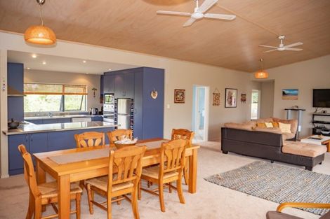 Photo of property in 44 Heretaunga Crescent, Cable Bay, 0420