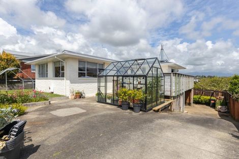 Photo of property in 17 Longview Drive, Merrilands, New Plymouth, 4312