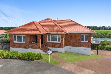 Photo of property in 14 Weona Place, Westmere, Auckland, 1022