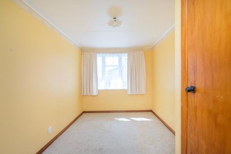 Photo of property in 60 Exeter Crescent, Takaro, Palmerston North, 4412