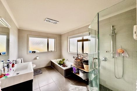 Photo of property in 12 Keating Rise, Northcross, Auckland, 0632