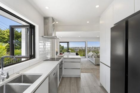 Photo of property in 2/86 Seaview Road, Castor Bay, Auckland, 0620