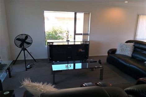 Photo of property in 6 Frank Bunce Grove, Flat Bush, Auckland, 2019