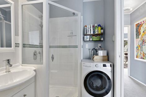 Photo of property in Kingsgate Flats, 10 Austin Street, Mount Victoria, Wellington, 6011