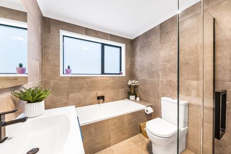 Photo of property in 2 Poroporo Lane, Wainui, Silverdale, 0992