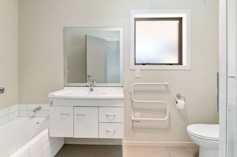 Photo of property in 29/64 Kawaha Point Road, Kawaha Point, Rotorua, 3010