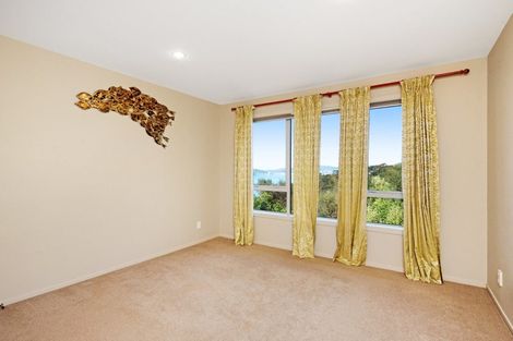 Photo of property in 52 Tamworth Crescent, Newlands, Wellington, 6037