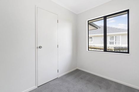 Photo of property in 3 Phelps Place, Glendene, Auckland, 0602