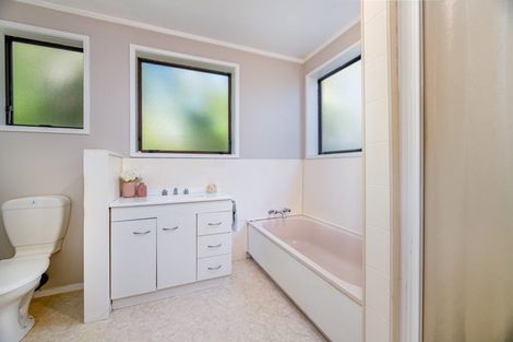 Photo of property in 2/84a Avonleigh Road, Green Bay, Auckland, 0604