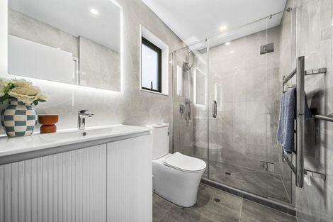 Photo of property in 5/1088 Beach Road, Torbay, Auckland, 0630