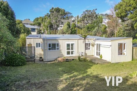Photo of property in 10 Miles Crescent, Newlands, Wellington, 6037