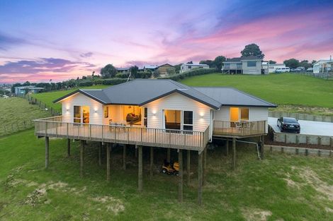 Photo of property in 38 Roberts Road, Matakatia, Whangaparaoa, 0930