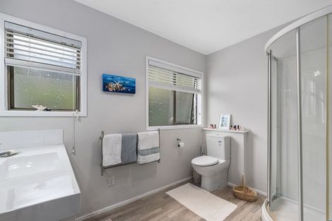 Photo of property in 1/1 Oaktree Avenue, Browns Bay, Auckland, 0630