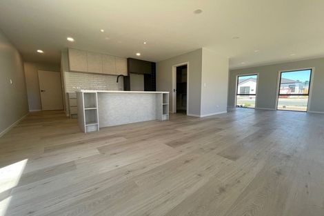 Photo of property in 30 Vinistra Road, Kumeu, 0810