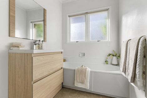Photo of property in 3/166 East Coast Road, Forrest Hill, Auckland, 0620
