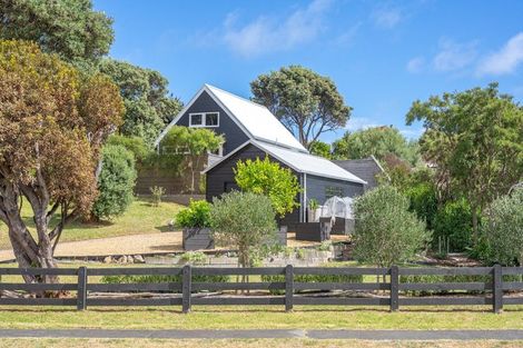 Photo of property in 33 William Street, Waikanae Beach, Waikanae, 5036