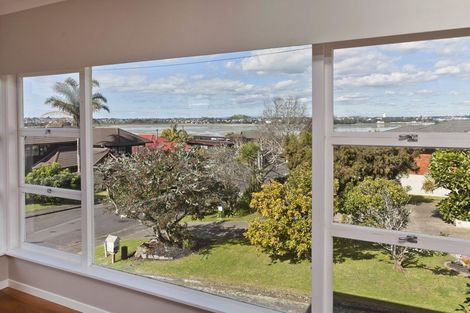 Photo of property in 27 Mcbreen Avenue, Northcote, Auckland, 0627