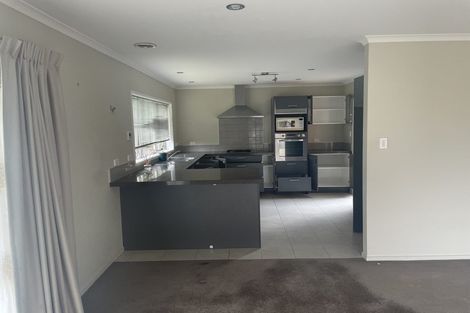 Photo of property in 4 Ravine Lane, Oteha, Auckland, 0632