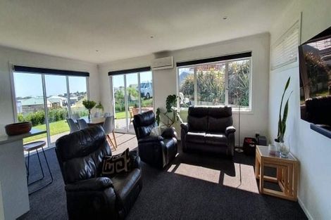 Photo of property in 33 Golf Vue Place, Castlecliff, Whanganui, 4501