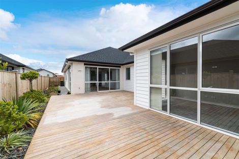 Photo of property in 10 Walter Ruddock Avenue, Kumeu, 0810