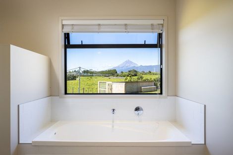 Photo of property in 917 Carrington Road, Hurworth, New Plymouth, 4371