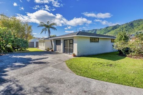 Photo of property in 10 Graham Grove, Waikanae, 5036