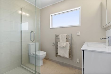 Photo of property in 6 Mallard Place, Unsworth Heights, Auckland, 0632