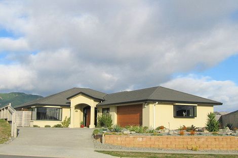 Photo of property in 53 Quadrant Heights, Paraparaumu, 5032