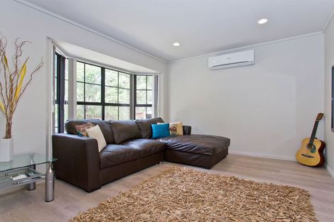 Photo of property in 33 Hollywood Avenue, Titirangi, Auckland, 0604