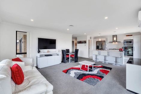 Photo of property in 13 Dumas Place, Rosehill, Papakura, 2113