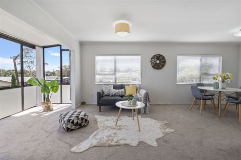 Photo of property in 2/23 Flaunty Place, West Harbour, Auckland, 0618