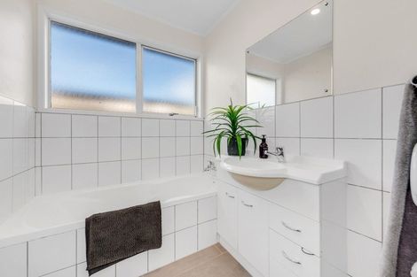 Photo of property in 6b Lisa Rise, Half Moon Bay, Auckland, 2012
