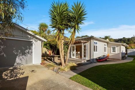 Photo of property in 39 Pukatea Street, Eastbourne, Lower Hutt, 5013