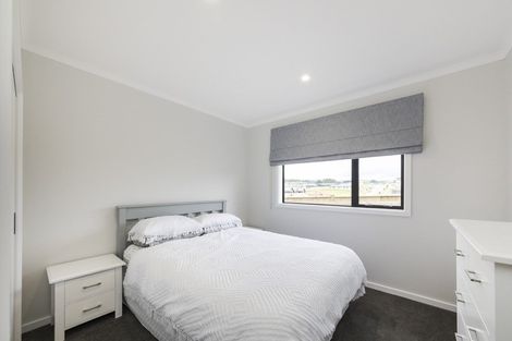 Photo of property in 49 Vaucluse Heights, Fitzherbert, Palmerston North, 4410