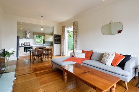 Photo of property in 12 Rixon Grove, Mount Victoria, Wellington, 6011