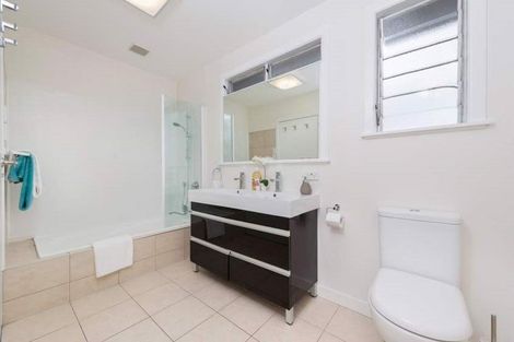 Photo of property in 5 Trengove Place, West Harbour, Auckland, 0618