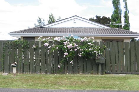 Photo of property in 1/24 Lambrown Drive, Totara Vale, Auckland, 0629