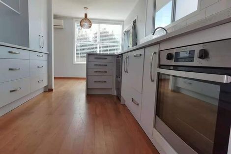 Photo of property in 4 Springbank Lane, Te Atatu Peninsula, Auckland, 0610