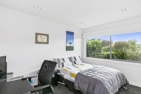 Photo of property in 25 Cromwell Point, Newlands, Wellington, 6037