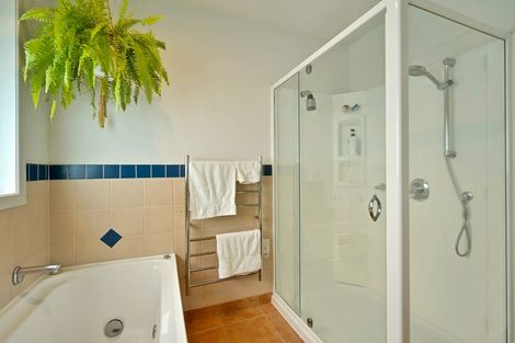 Photo of property in 14 Harbour View Road, Te Atatu Peninsula, Auckland, 0610