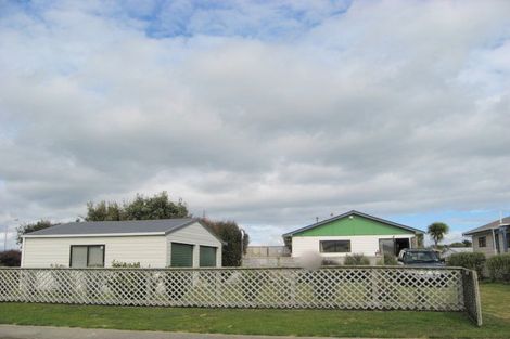 Photo of property in 4 Sand Dune Grove, Waikawa Beach, Manakau, 5573