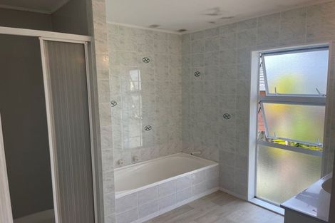 Photo of property in 2 Kerlin Crescent, West Harbour, Auckland, 0618