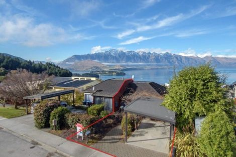 Photo of property in 35a Wynyard Crescent, Fernhill, Queenstown, 9300