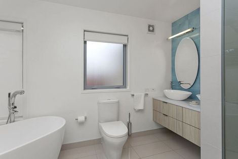 Photo of property in 32 Drayton Drive, Mount Pleasant, Christchurch, 8081