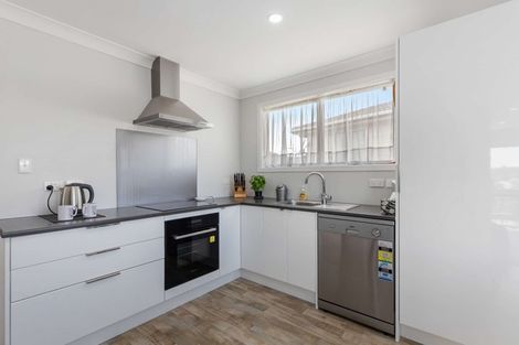 Photo of property in 21 Kelman Road, Kelston, Auckland, 0602