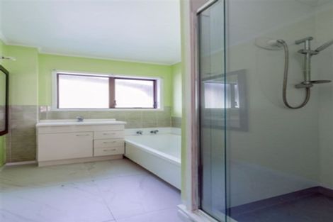 Photo of property in 66 Easton Park Parade, Glenfield, Auckland, 0629